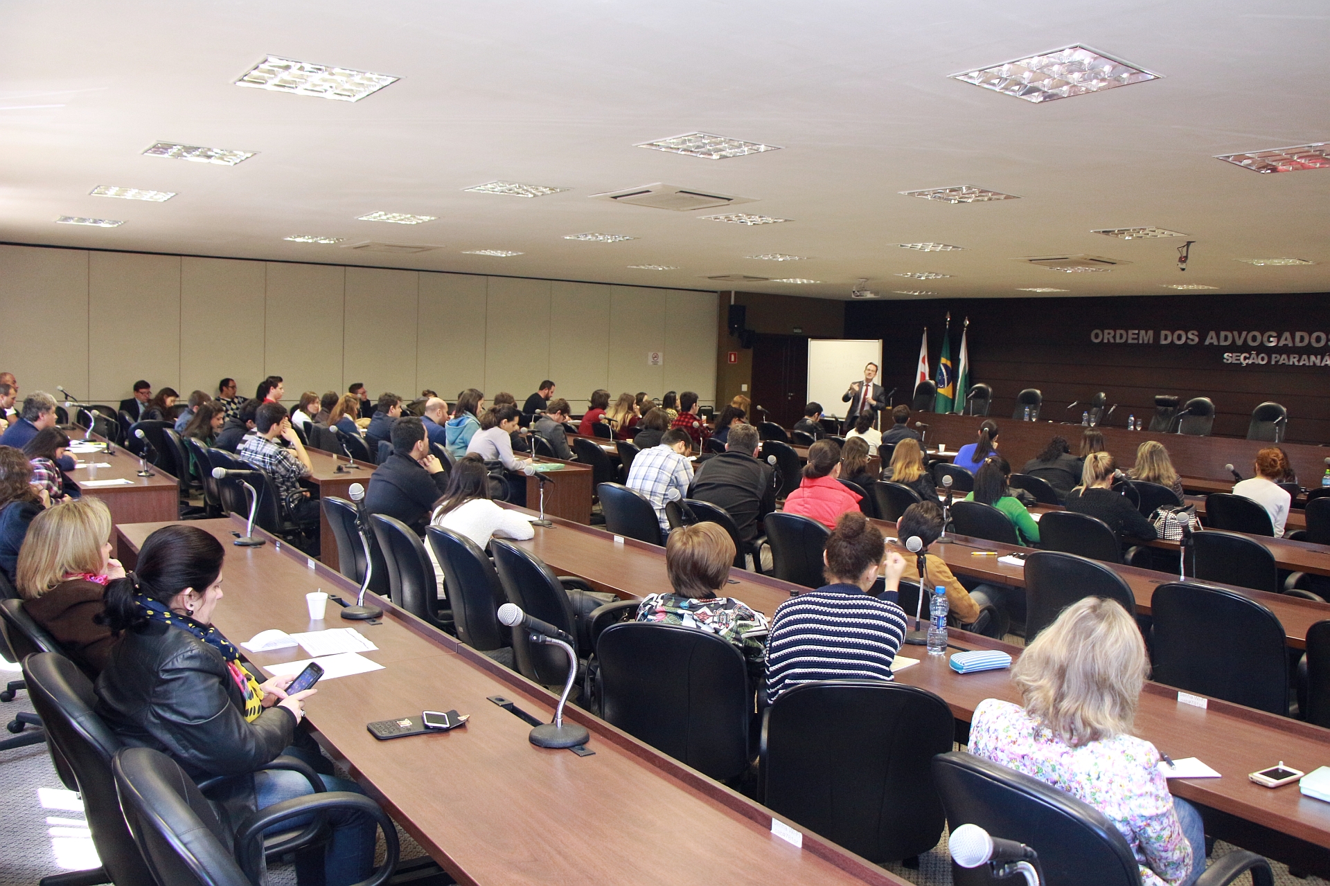 Jornalistas assistem à aula do professor Alexandre Knopfholz na sala do Conselho da OAB-PR. | Raffaela Ortis/OAB