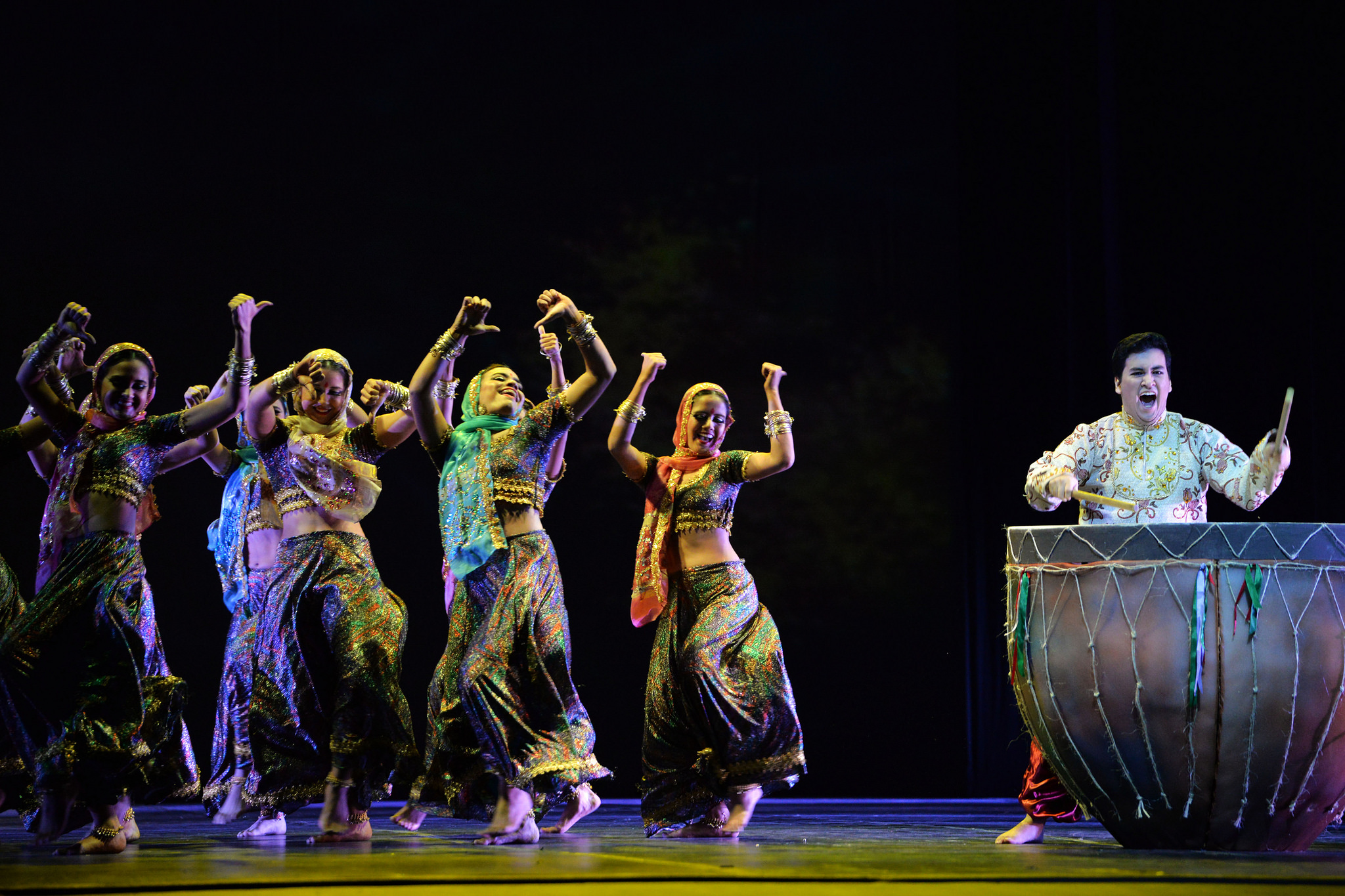 Paraguaios da Academia Elizabeth Vinader, que levaram elementos indianos para o palco | Diego Redel/Divulgação