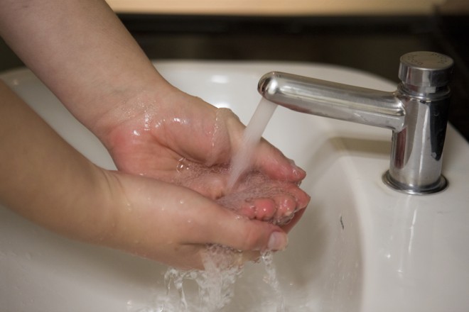 Abra a torneira e molhe as mãos, evitando encostar na pia. Foto: | Brunno Covello/Gazeta do Povo