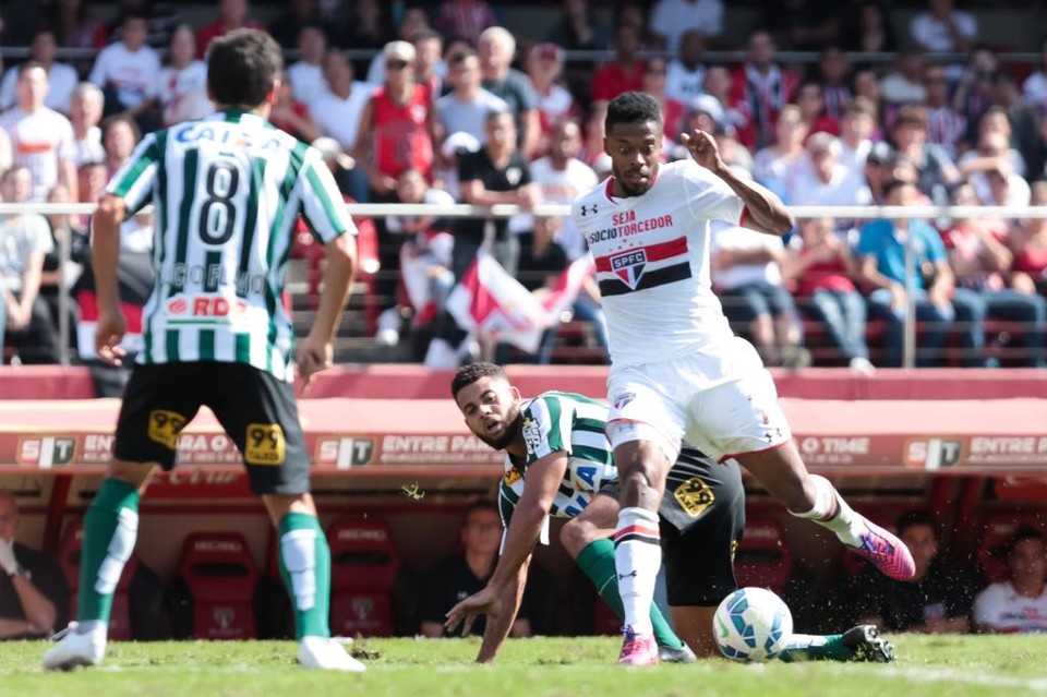 Michel Bastos, do São Paulo,  se livra da marcação de Henrique. | /Folhapress