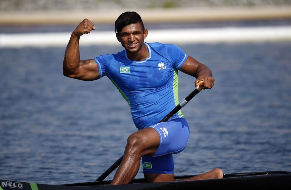 Isaquias Queiroz perdeu um rim na infância, mas ainda assim tem resultados impressionantes desde que começou na canoagem. | Jeffrey Swinger/USA Today Sports