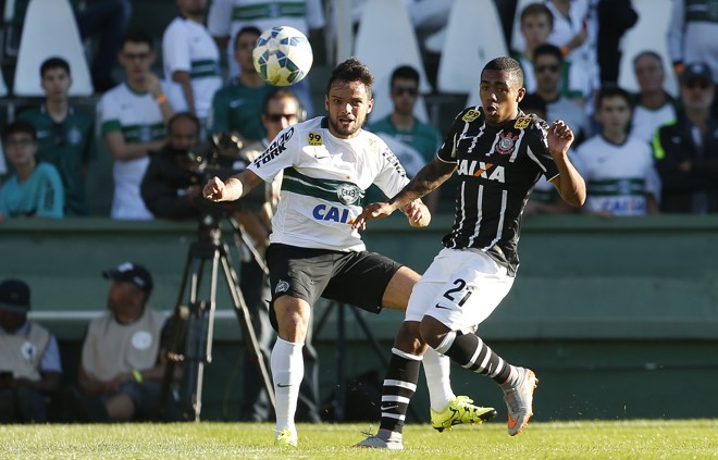 Malcom chega atrasado e não intercepta o lançamento de Norberto. | Hugo Harada/Gazeta do Povo
