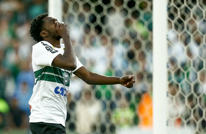 Negueba lamenta chance perdida contra o Corinthians. | Hugo Harada/Gazeta do Povo