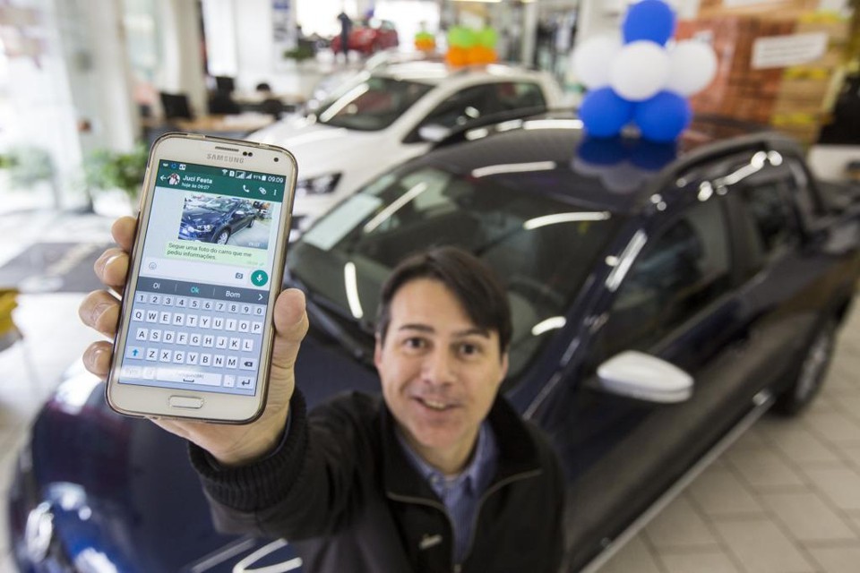 Fernando Camargo diz que 90% das negociações feitas na concessionária em que trabalha ocorrem com a ajuda do WhatsApp. | Brunno Covello/Gazeta do Povo