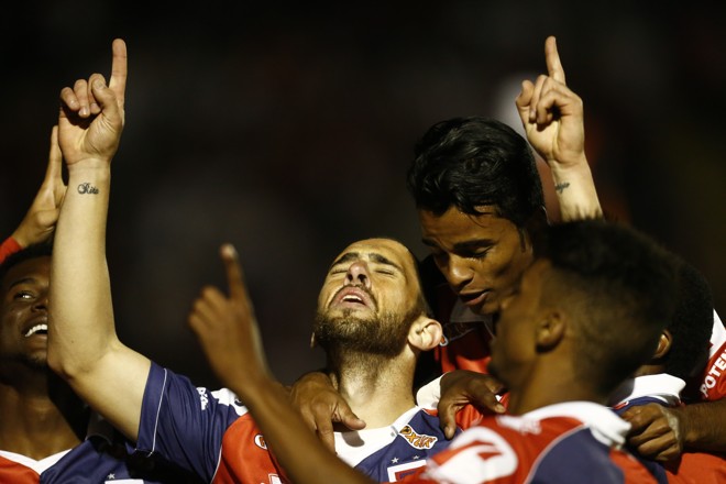 Rafael Costa comemora com os companheiros o primeiro gol da partida. | Hugo Harada/Gazeta do Povo