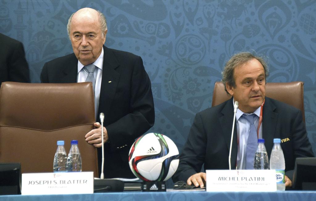 Blatter e Platini na mesma mesa: cartolas romperam quando o suíço decidiu concorrer a mais um mandato na Fifa. | Marcus Brandt/EFE