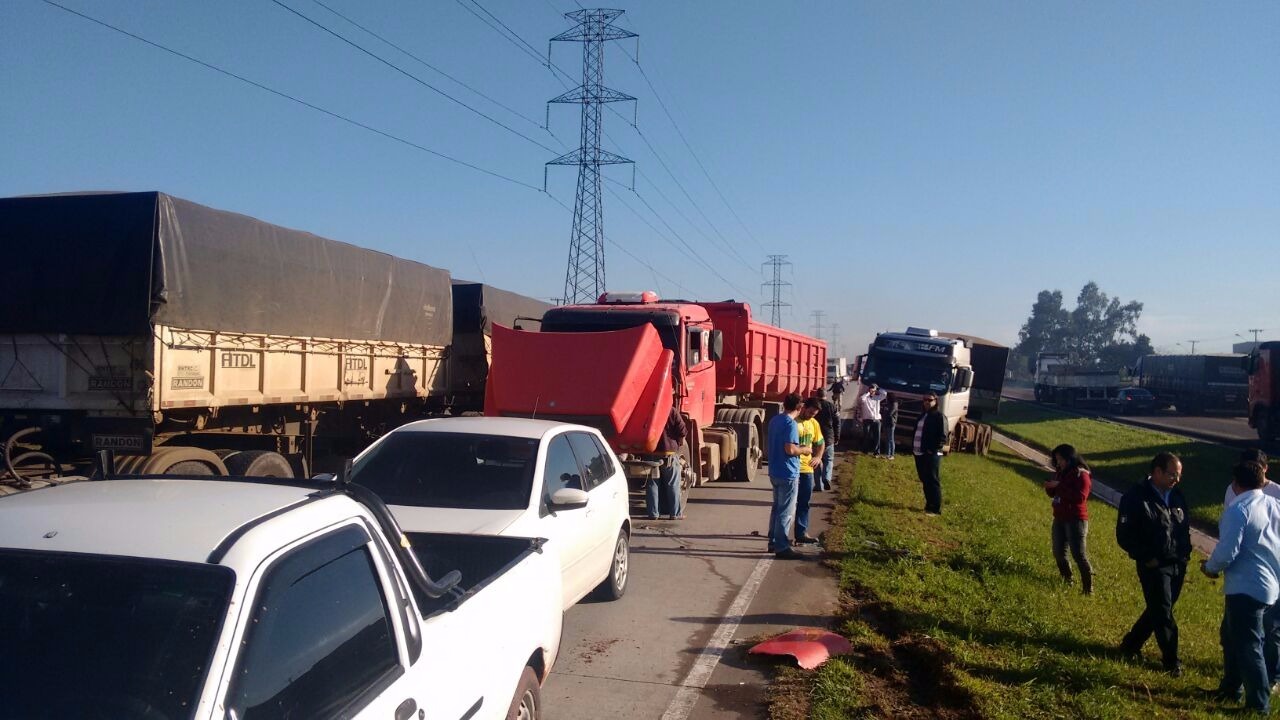 Veículos batidos ocuparam uma das pistas do Contorno Sul durante boa parte da manhã. | Divulgação/Polícia Rodoviária Federal