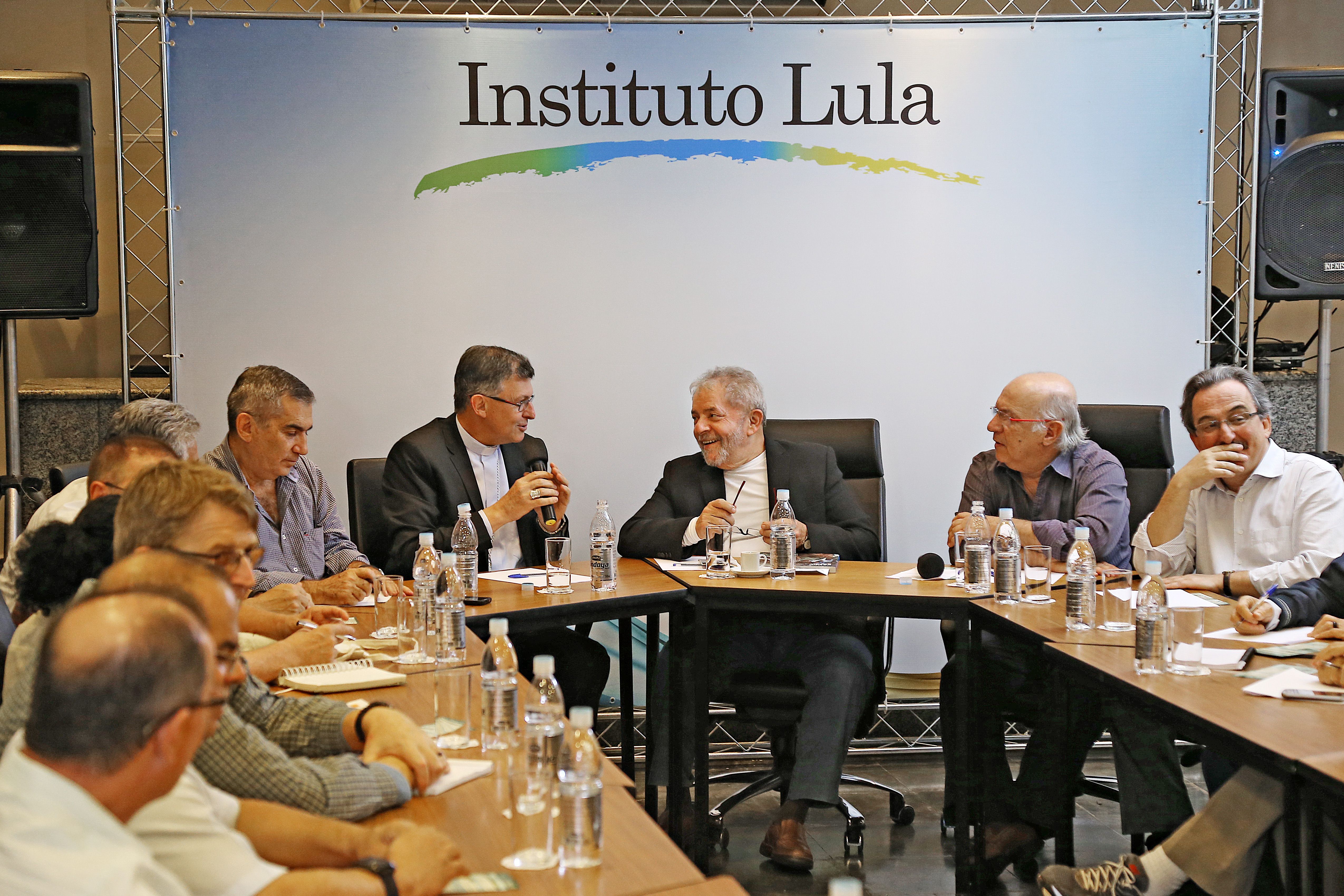 Lula em conversa animada no instituto que administra: ações em Portugal estão sendo investigadas. | Ricardo Stuckert/ Instituto Lula