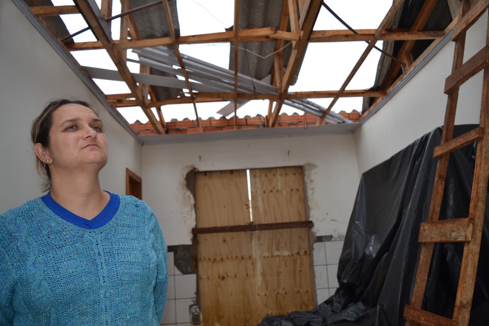 A casa da cabeleira Adiles Oliveira da Silva, ficou sem telhado: dinheiro do seguro só cobre R$ 9 mil, mas prejuízo é maior. | Niomar Pereira/Gazeta do Povo