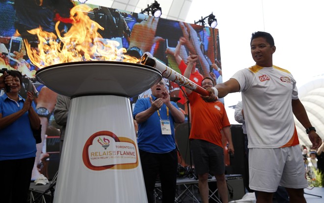 O arqueiro olímpico canadense Crispín Dueñas acende a chama dos Jogos Pan-Americanos de Toronto. | Javier Etxezarreta/EFE