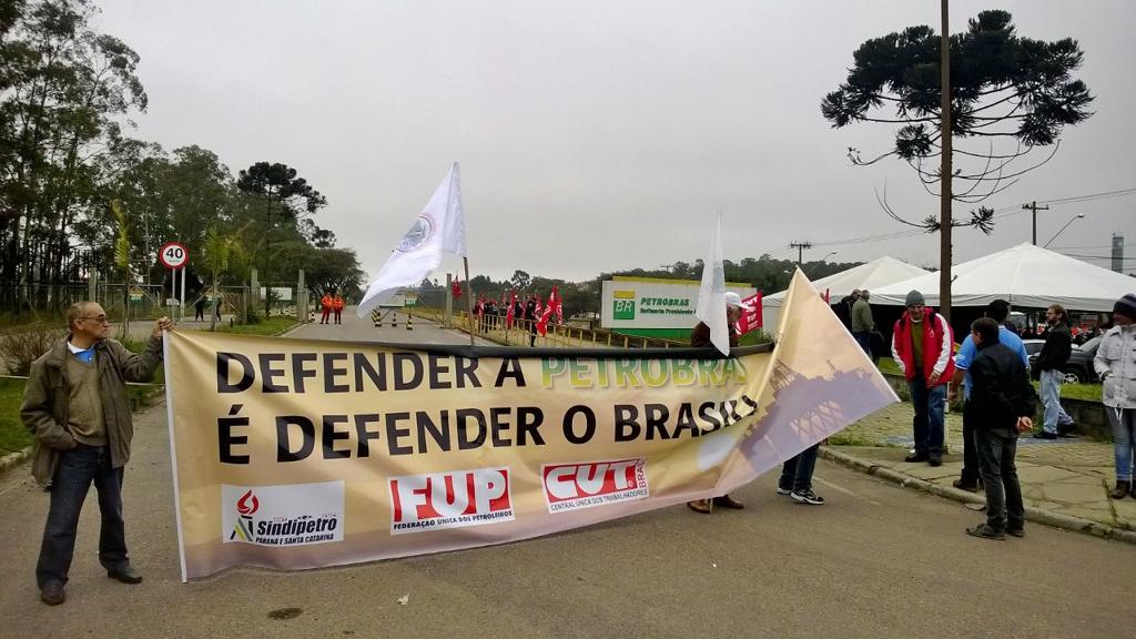 Trabalhadores reunidos em frente à Repar protestam contra a venda de ativos da companhia. | Aniele Nascimento/Gazeta do Povo