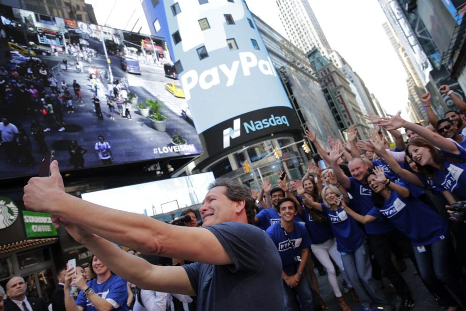 CEO do PayPal, Dan Schulman , celebra com funcionários a volta da companhia à Nasdaq, nesta segunda-feira (20) | Andrew Gombert/Efe