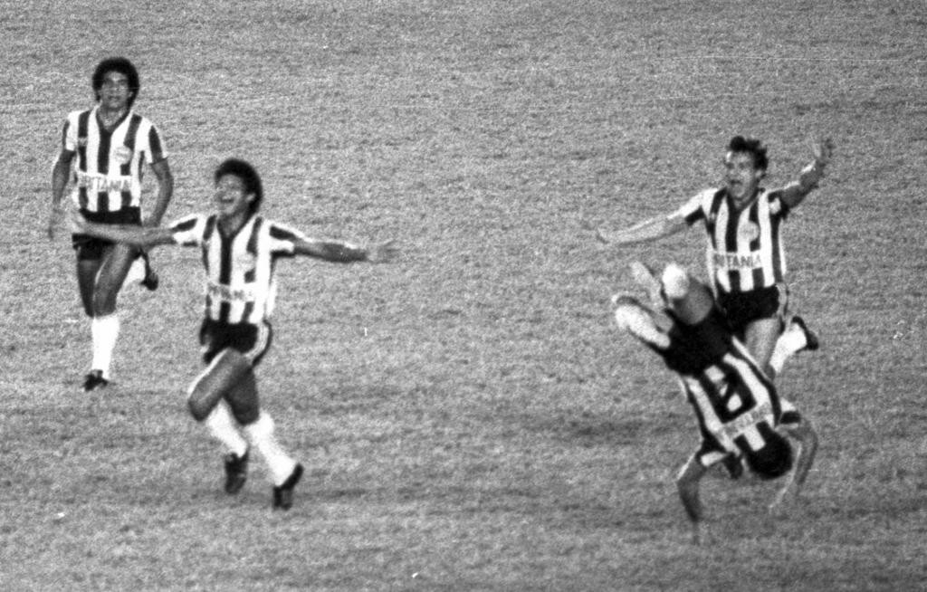 Invasão de gramado, show com mulatas, provocação de chefe atleticano marcam a noite histórica de 31/7/85 .