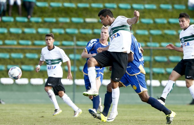 Paulo Victor, pela segunda vez, marca gol sobre o Andraus. | Hugo Harada/Gazeta do Povo