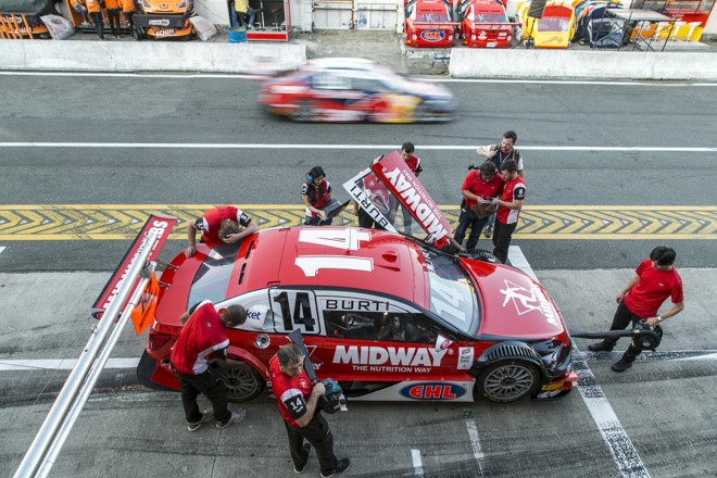 Mecânicos e engenheiros verificam dados e as condições do carro de Luciano Burti antes de liberá-lo para a pista, | Marcelo Andrade/Gazeta do Povo