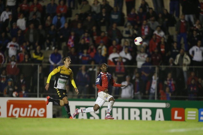 Fernandes aguarda a chegada da bola em lance de ataque do Paraná. | Foto: Hugo Harada/Gazeta do Povo