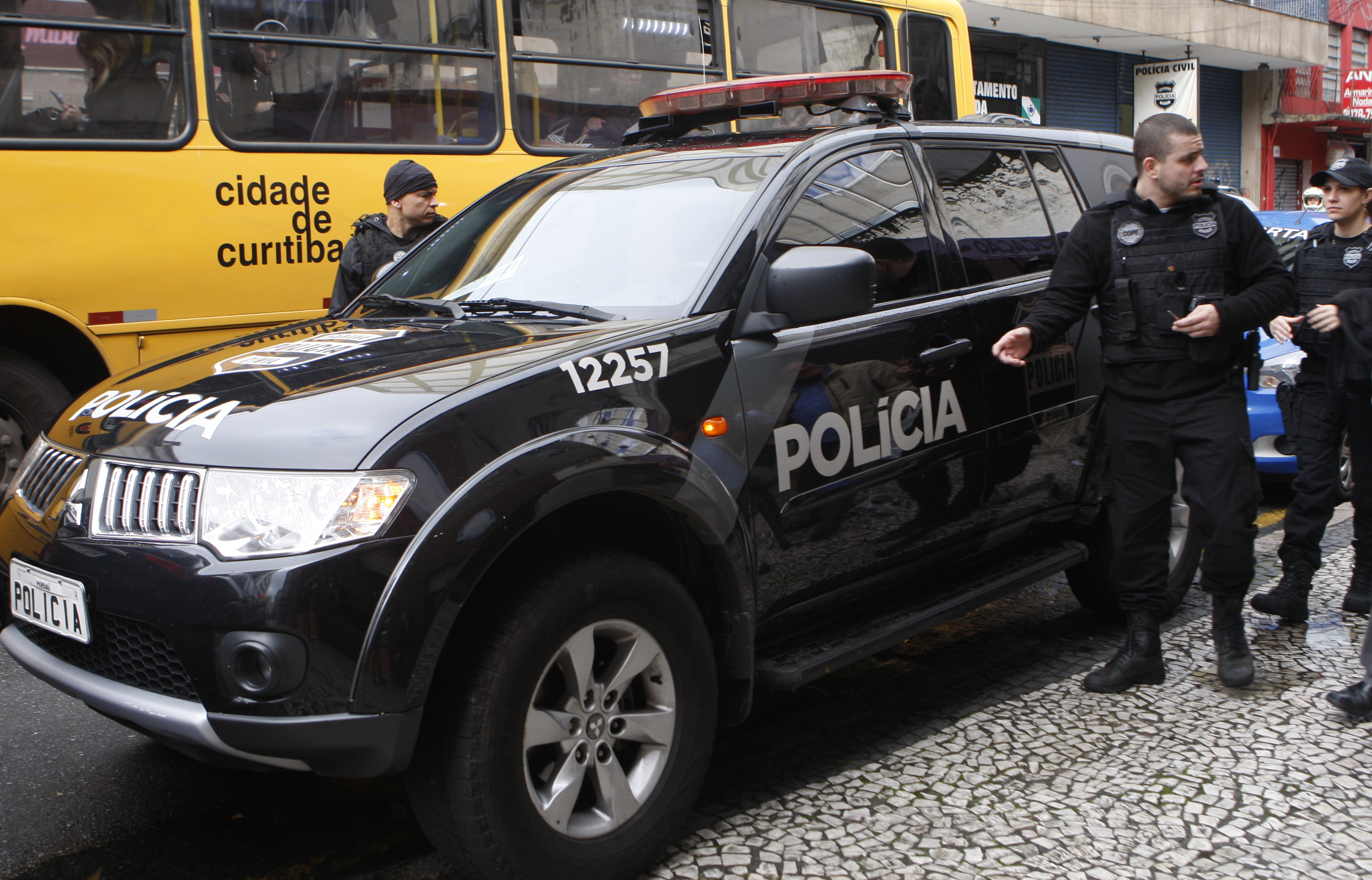 Viatura traz presos na operação, batizada de Quadro Negro, ao Nurce, no Centro de Curitiba. | Aniele Nascimento/Gazeta do Povo