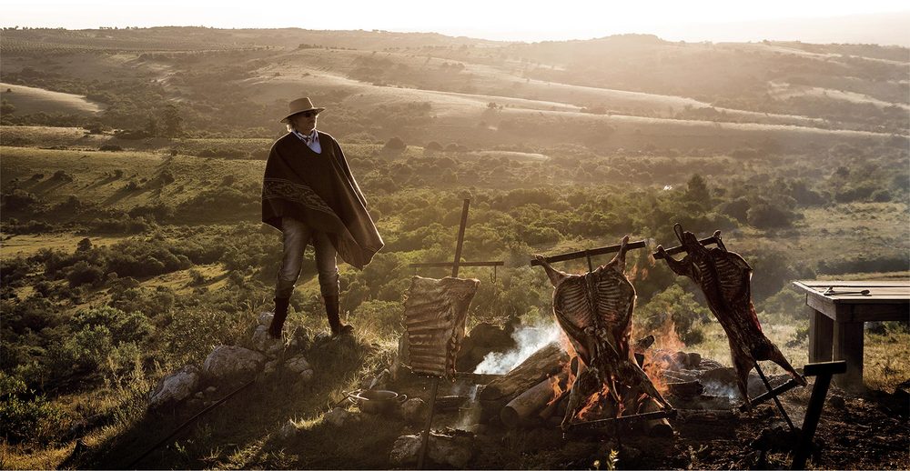 Francis Mallmann, o argentino que largou restaurantes na mão de funcionários de confiança e foi viver na Patagônia, pesquisando formas antigas de cozinhar. | Divulgação