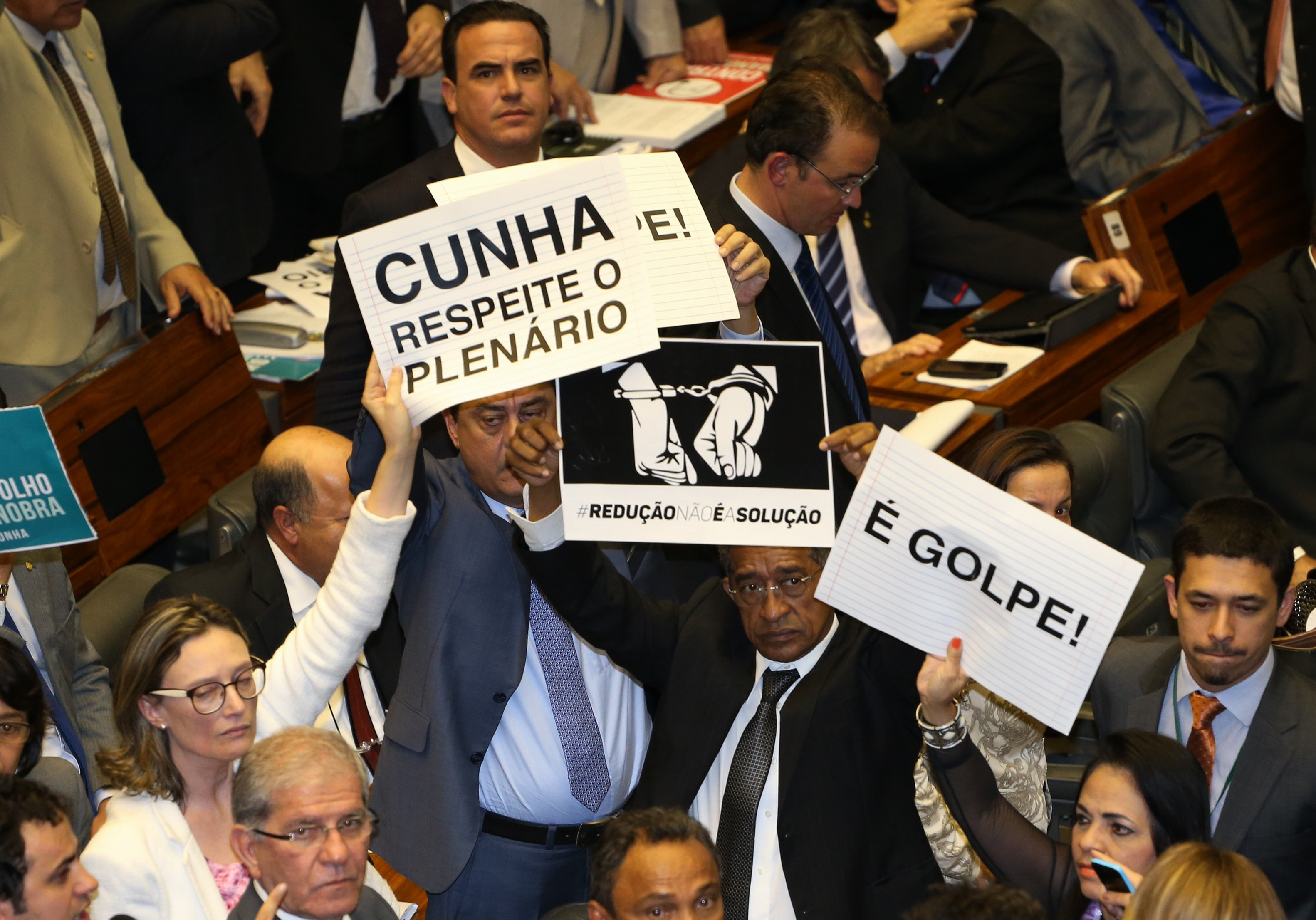 Durante a segunda votação da proposta, que mudou o resultado do dia anterior, parlamentares acusaram Cunha de praticar um golpe. | Lula Marques
/Agência PT