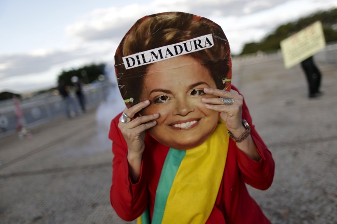 Cartaz relacionando Dilma ao presidente venezuelano Nicolás Maduro. | Ueslei Marcelino/Reuters