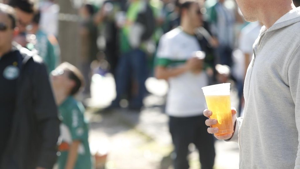 Cerveja é abundante fora dos estádios, mas restrita dentro deles | Hugo Harada/Gazeta do Povo