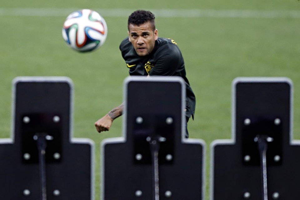 “Guardiola queria treinar seleção brasileira na Copa”, diz Daniel Alves Daniel Alves durante treino da seleção brasileira na Copa de 2014: lateral diz que Pep Guardiola foi rejeitado pela CBF antes do Mundial. | Albari Rosa/Gazeta do Povo
