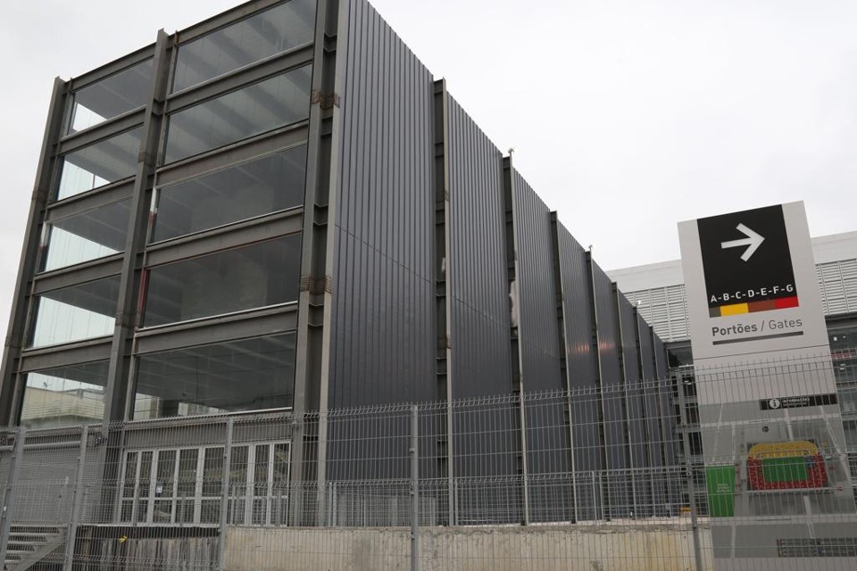 Prédio ao lado do estádio, ainda em construção, deve ser “repartido” com a prefeitura, segundo decisão judicial. | Ivonaldo Alexandre/Gazeta do Povo