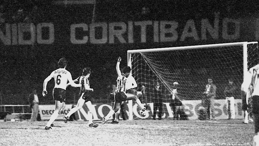 Lela manda pra rede após a casquinha de Edson: vitória suada sobre o bilionário Corinthians | Rubens Vandressen/Gazeta do Povo