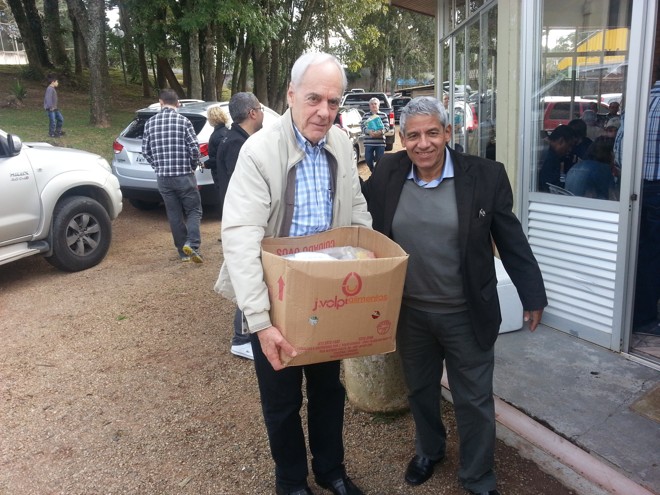 O ex-ministro Reinhold Stephanes (esq.) prestigiou a feijoada beneficente promovida anualmente por José Carlos Patrício, o Marron (dir.), em seu aniversário, na qual cada participante doa uma cesta básica | Foto: Divulgação