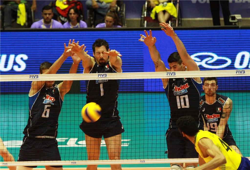 Bloqueio triplo da Itália sobre o Brasil, em jogo disputado em Cuiabá: derrota do time de Bernardinho em casa. | FIVB/Divulgação