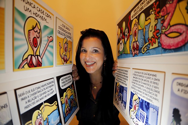 Artista diz que recebe sugestões de temas por e-mail, e acaba virando conselheira de leitoras. Personagem (uma boneca inflável) tornou-se, de certa forma, porta-voz da mulher moderna. | Fotos: Albari Rosa/Gazeta do Povo