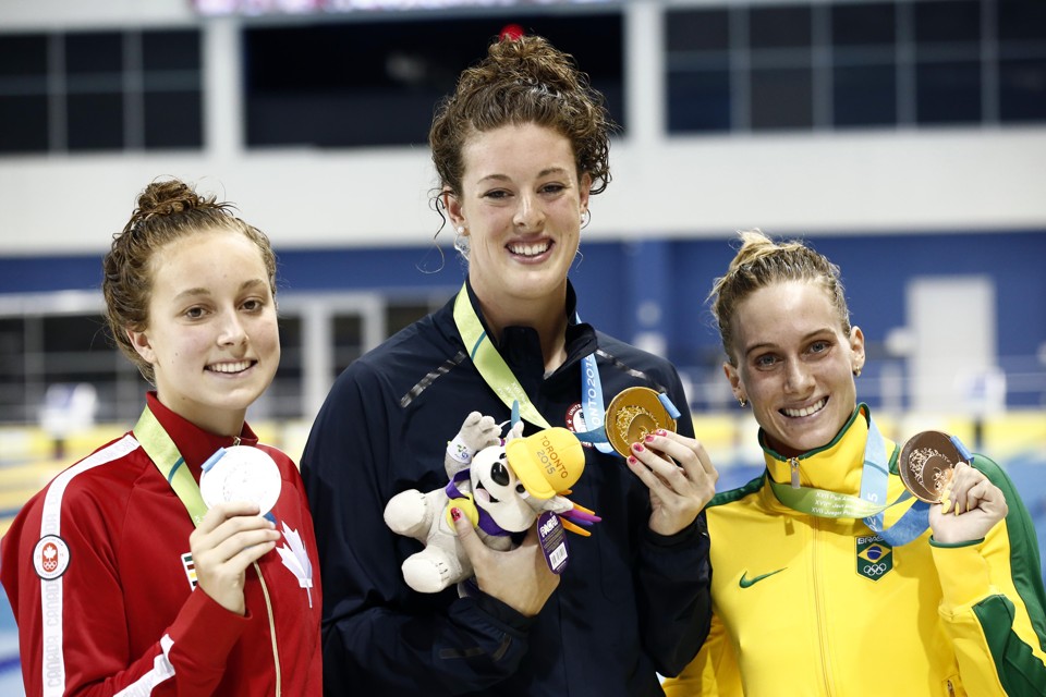 A canadense Emily Overholt, a americana Allison Schmitt, vencedora da prova, e a brasileira Manuella Lyrio | Rob Schumacher/USA Today Sports