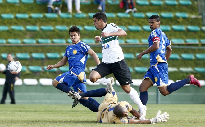 Paulo Victor disputa bola com goleiro e marca o primeiro gol do Coritiba. | Hugo Harada/Gazeta do Povo