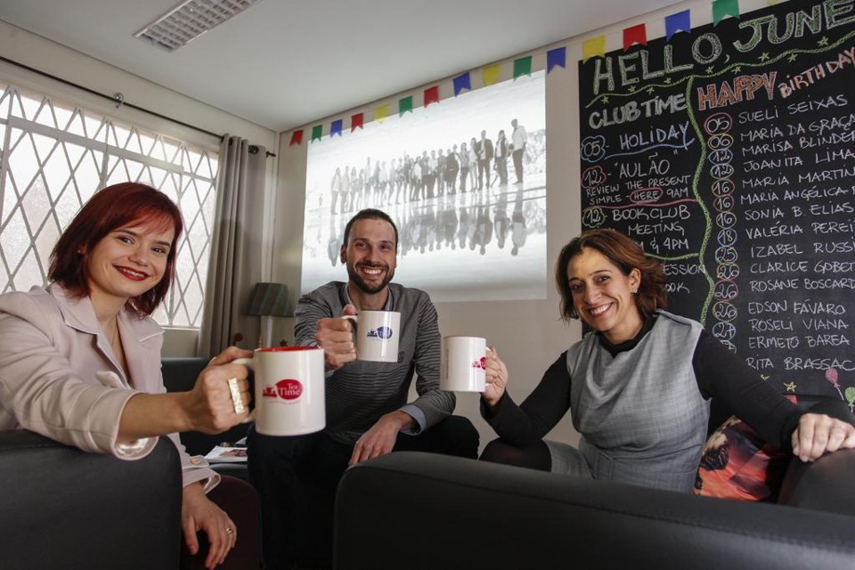 Escola de inglês curitibana foca em público que já passou dos 50 anos Os sócios Taiza, Victor e Renata não se afastaram das salas de aula para tocar o negócio. | Daniel Castellano/Gazeta do Povo