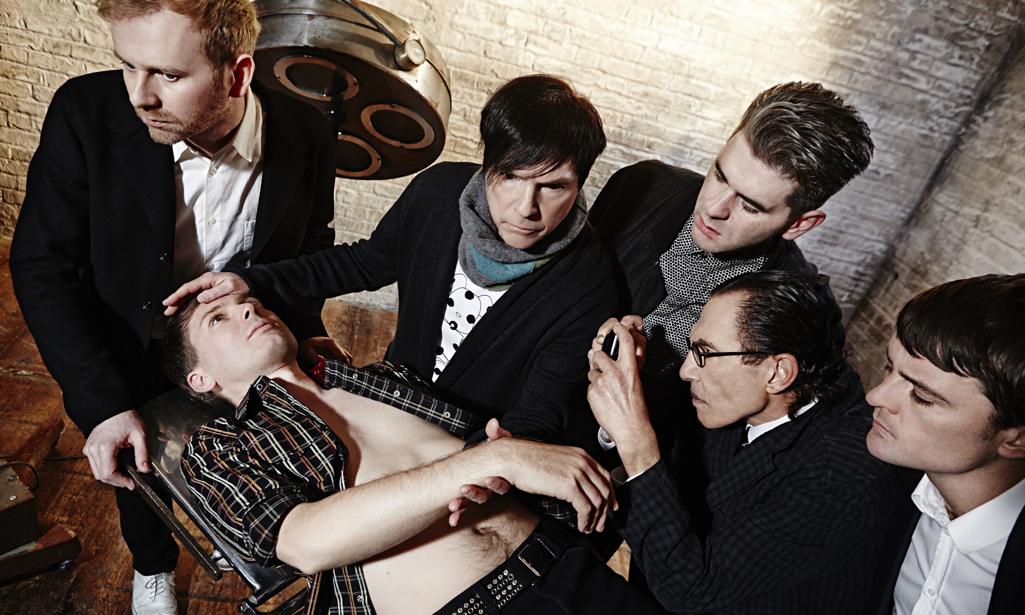 Banda de Alex Kapranos (deitado) em meio aos irmãos Russel e Ron Mael, que já transitaram pelo glam e passaram pela new wave: química funcionou. | Divulgação