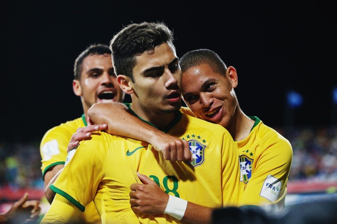 Andreas é abraçado por Marcos Guilherme durante o Mundial Sub-20. Meia do Manchester marcou o gol brasileiro na final diante da Sérvia. | Foto: Hannah Peters/Getty Images