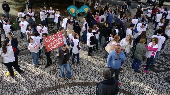 Manifestação em Curitiba reuniu cerca de 300 pessoas. | Aniele Nascimento/Gazeta do Povo