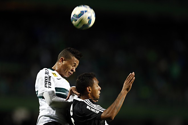 Rodrigo Ramos e Gilson disputam a bola pelo alto. | Albari Rosa/Gazeta do Povo