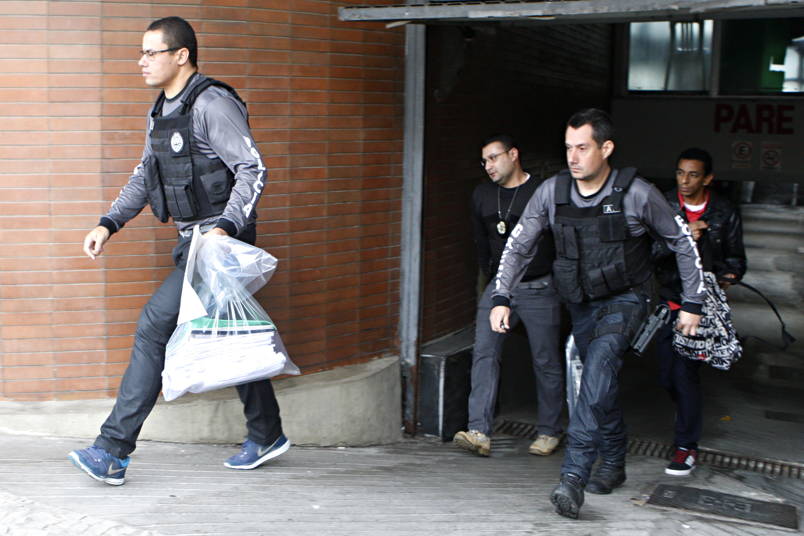 Policial com documentos apreendidos na sede da Receita: operação resultou em denúncia à Justiça. | Aniele Nascimento/Gazeta do Povo