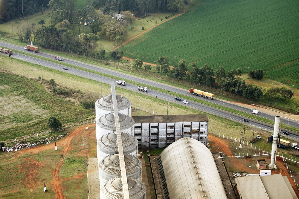 Trecho duplicado na região dos Campos Gerais: BR-376 é apontada como principal corredor de exportação rodoviário do país. |