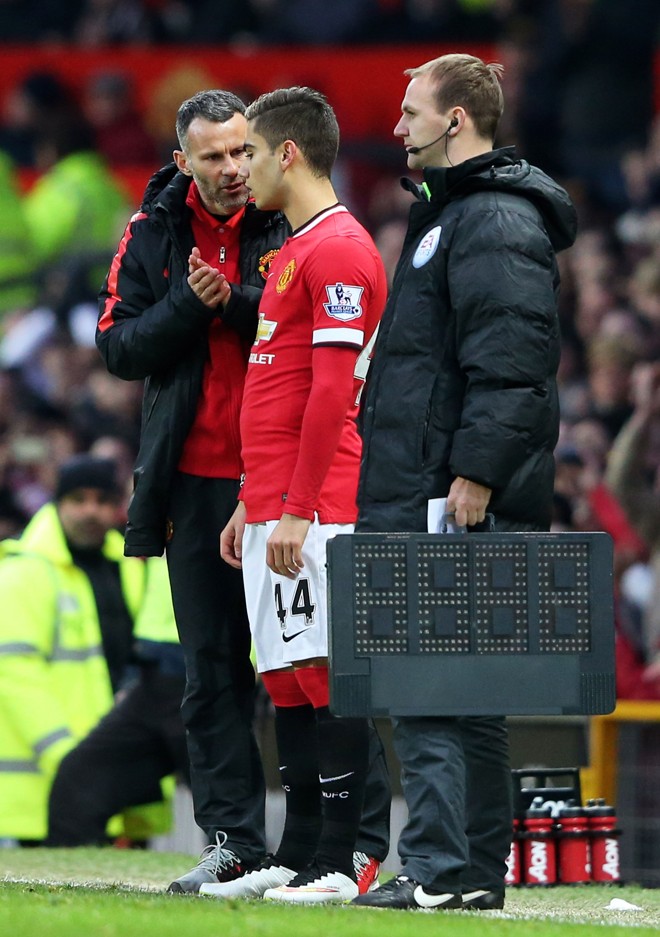 Andreas sendo orientado por Ryan Giggs antes da estreia pelo time profissional. | Foto: Alex Livesey/Getty Images