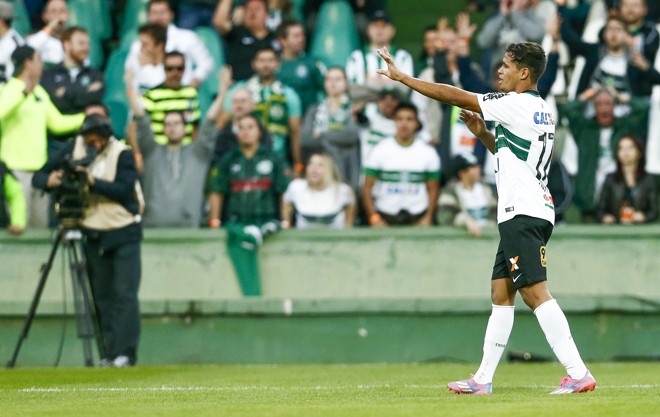 Evandro comemora o gol nos acréscimos, que livrou o Coritiba da derrota para o Corinthians. | Hugo Harada/Gazeta do Povo