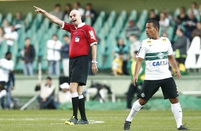 Pablo dos Santos Alves, árbitro do empate entre Coritiba e Corinthians. | Hugo Harada/Gazeta do Povo
