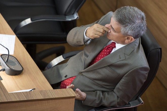 Hélio Wirbiski (PPS) se ajeita na poltrona. | Henry Milleo/Gazeta do Povo