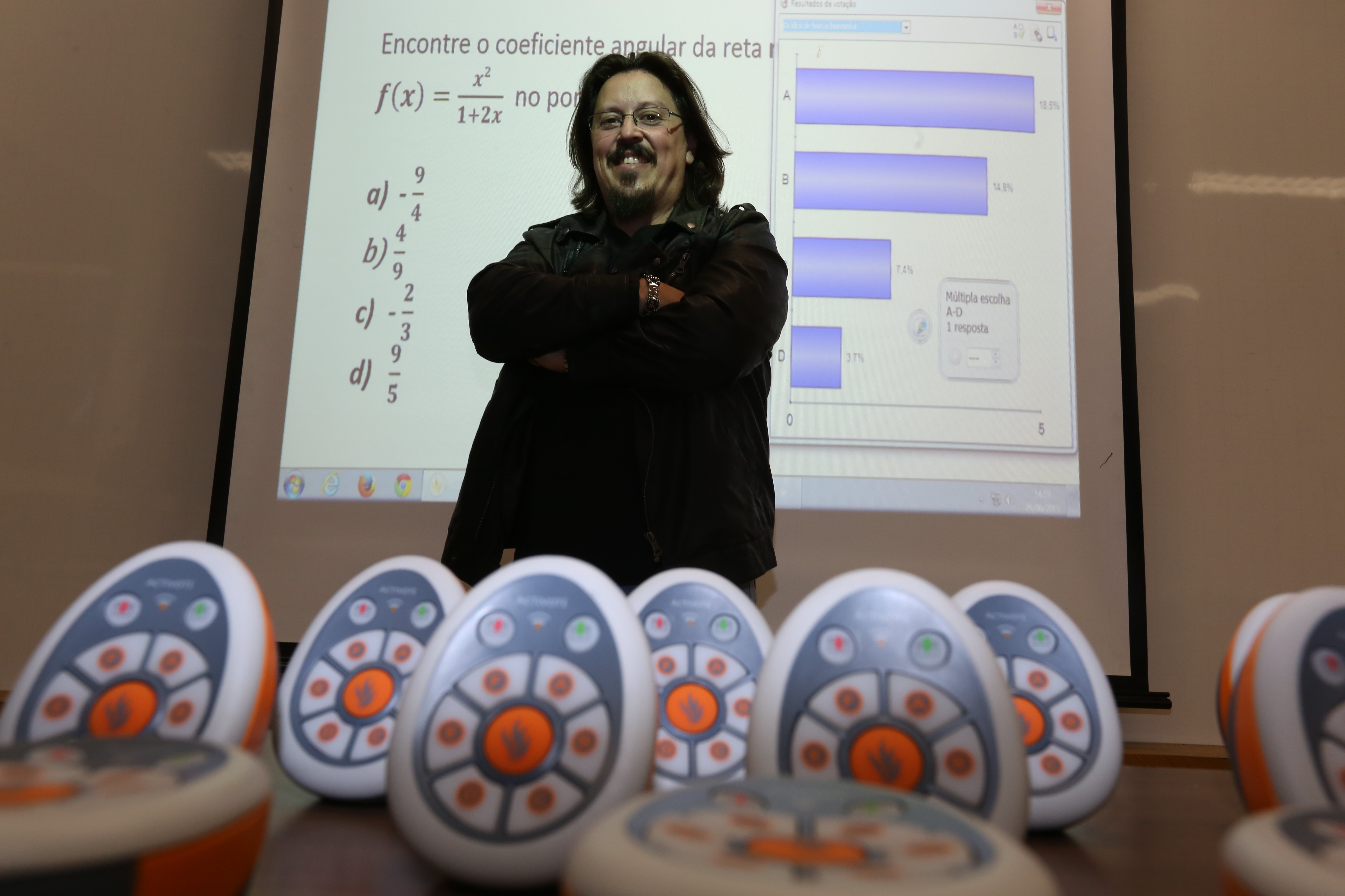 José Motta com os clickers, aparelhos utilizados pelos alunos para assinalar a resposta correta. | Ivonaldo Alexandre/Gazeta do Povo