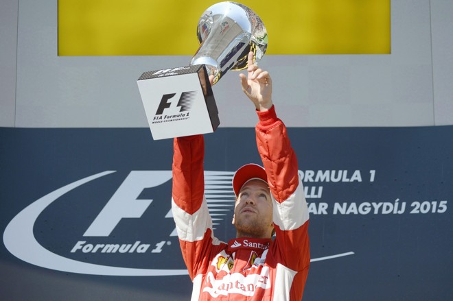 Sebastian Vettel dedica a vitória a Bianchi, que estava nos planos da Ferrari para 2016. | TAMAS KOVACS/EFE