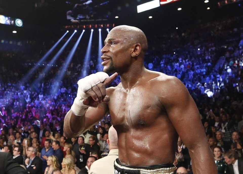 Dívida faz Mayweather perder cinturão conquistado contra Pacquiao Floyd Mayweather não pagou multa por punição na luta contra Manny Pacquiao e teve o cinturão dos meio-médios tomado pela OMB. | Esther Lin/EFE