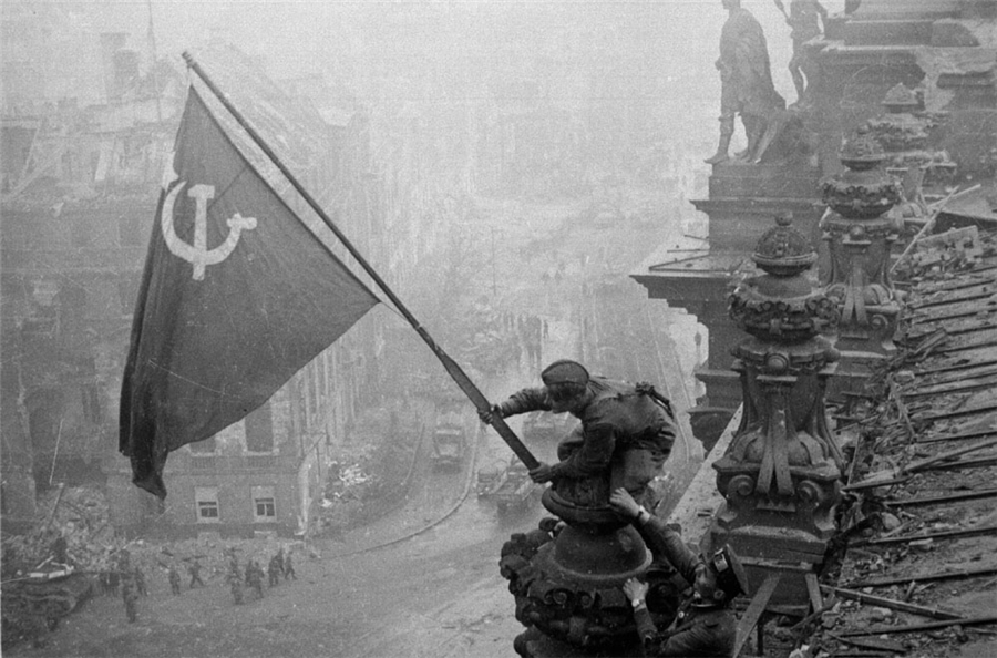 Soviéticos fincam a bandeira vermelha em Berlim, no dia 2 de maio de 1945. Obra relembra os últimos dias do Terceiro Reich. | Yevgeny Khaldei,/Divulgação