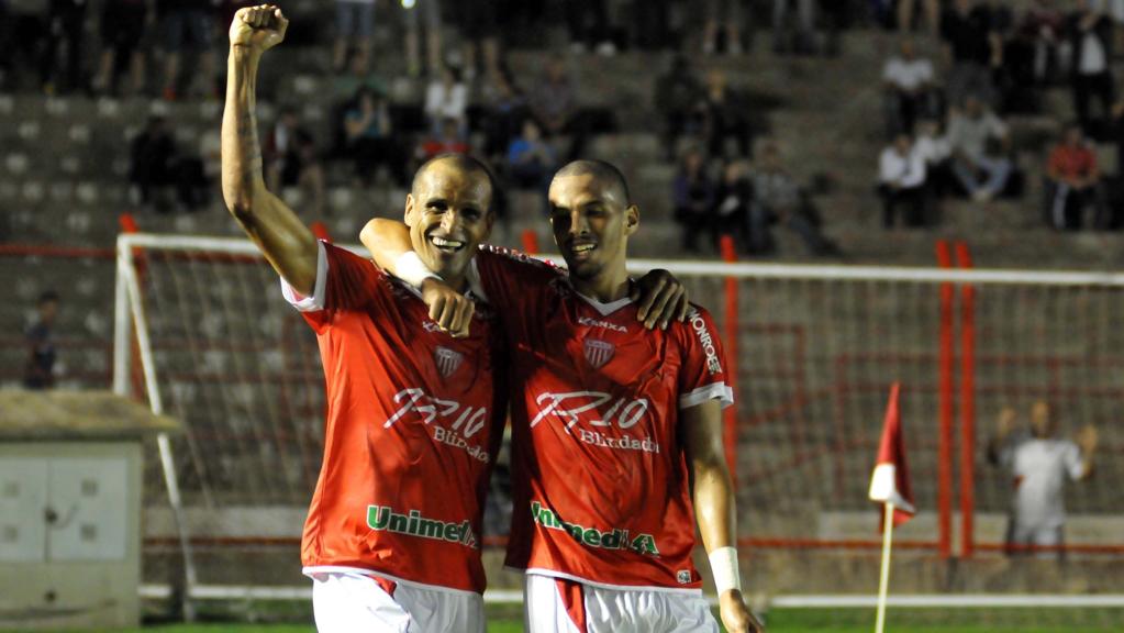 Rivaldo e Rivaldinho comemoram na histórica vitória do Mogi Mirim. | Léo Santos/Futura Press/ Folhapress