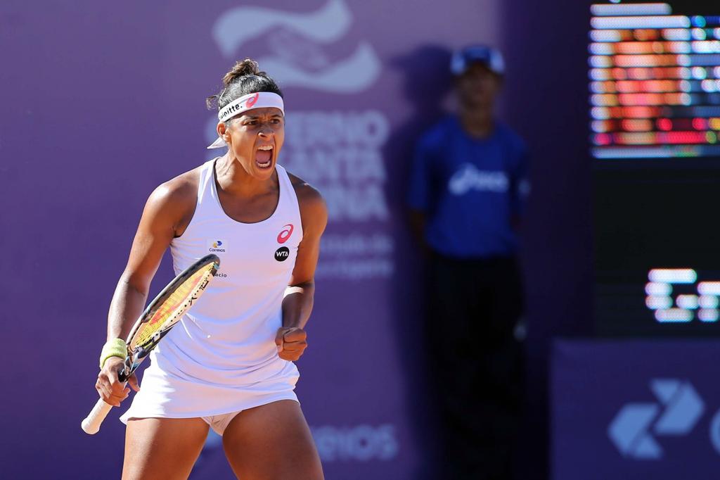 Teliana Pereira venceu Laura Siegemund e vai à semifinal em Florianópolis. | Cristiano Andujar/CBT